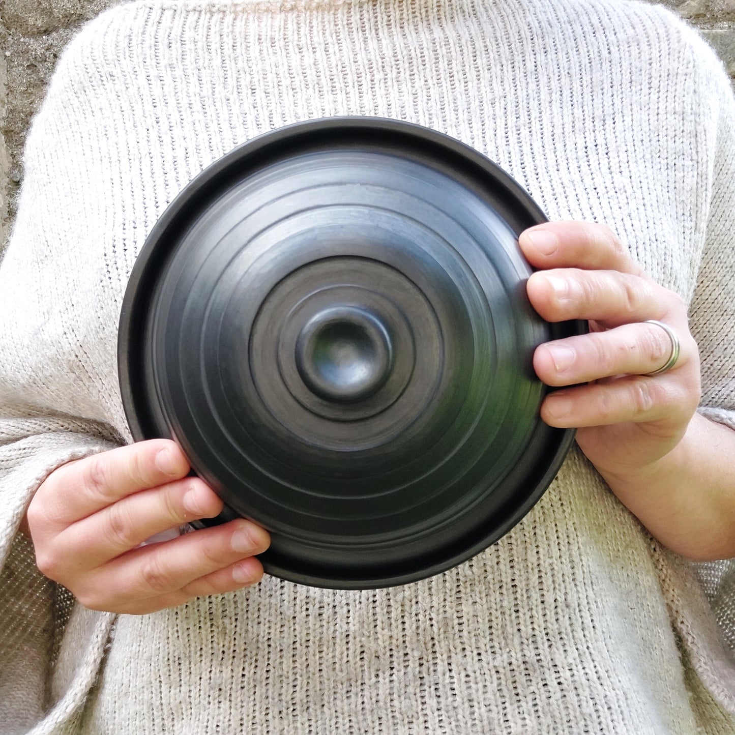 Sviesta trauks ar līniju dekoru